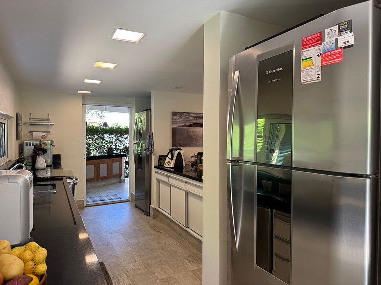 Casa em condomínio, piscina e espaço gourmet