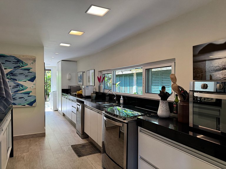 Casa em condomínio, piscina e espaço gourmet