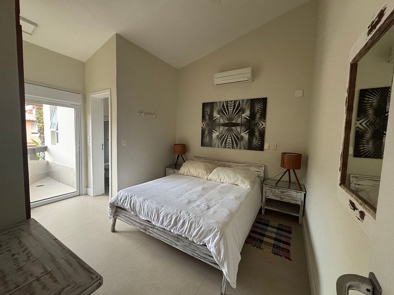 Casa em condomínio, piscina e espaço gourmet