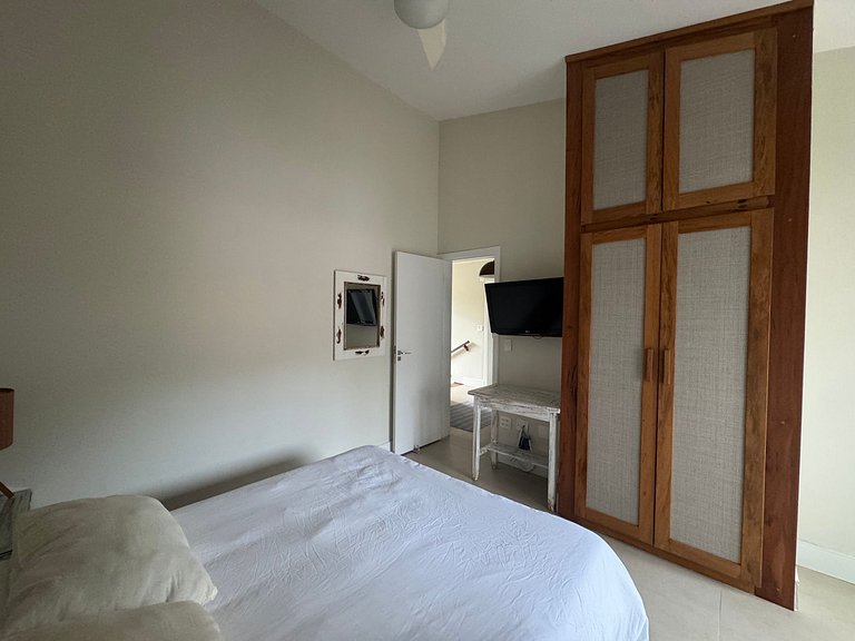 Casa em condomínio, piscina e espaço gourmet