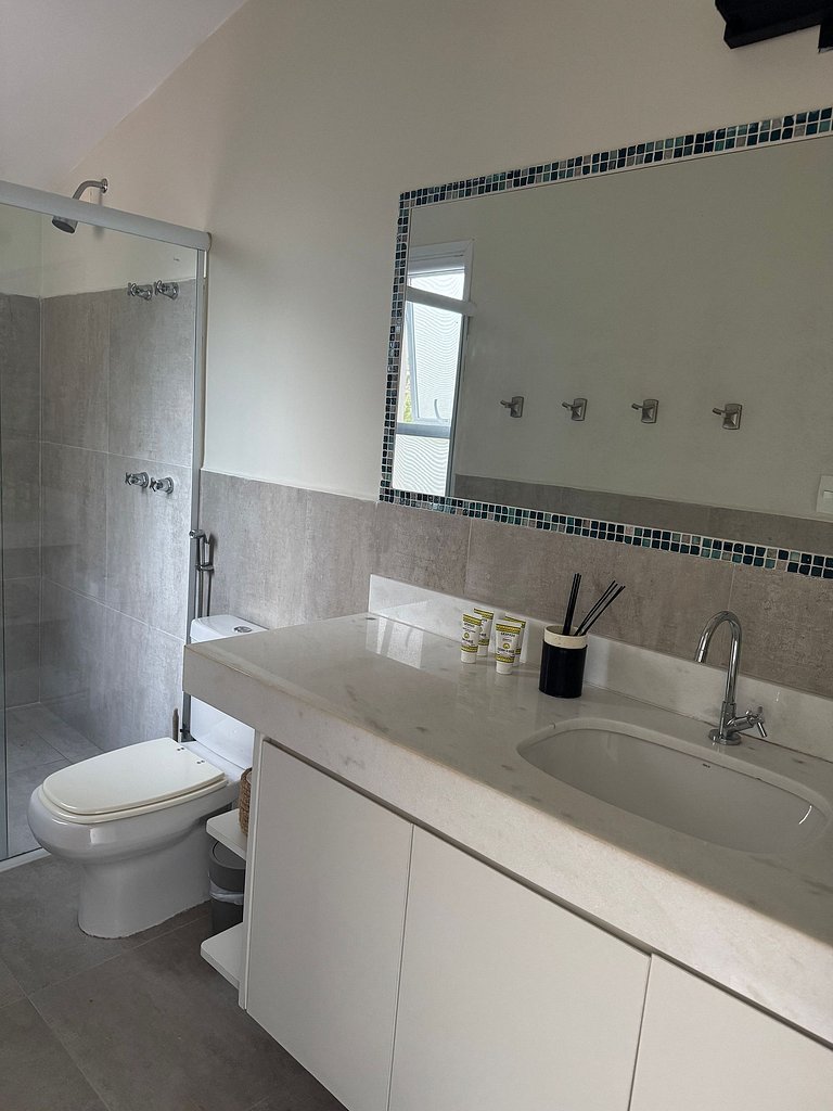 Casa em condomínio, piscina e espaço gourmet