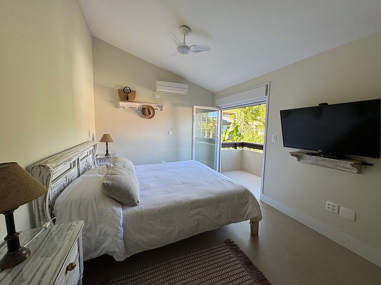 Casa em condomínio, piscina e espaço gourmet