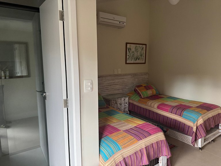 Casa em condomínio, piscina e espaço gourmet