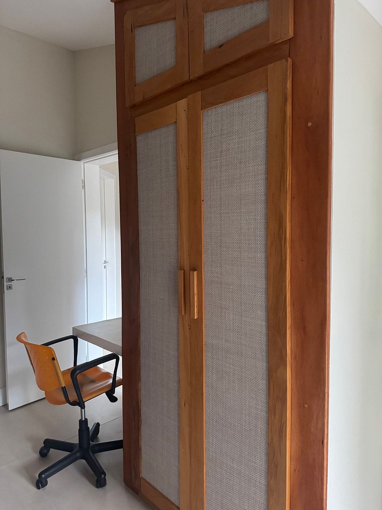 Casa em condomínio, piscina e espaço gourmet