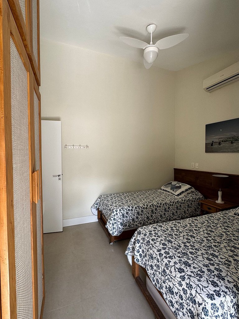 Casa em condomínio, piscina e espaço gourmet