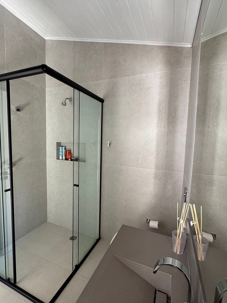 Casa em condomínio, piscina e espaço gourmet