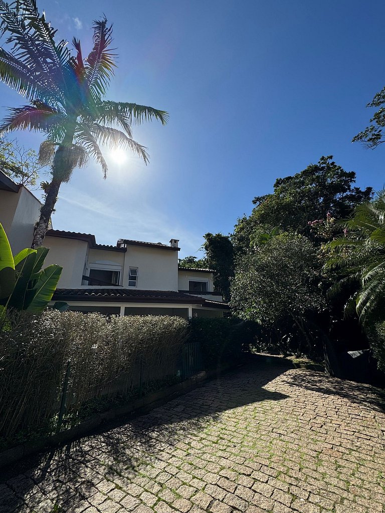 Casa em condomínio, piscina e espaço gourmet