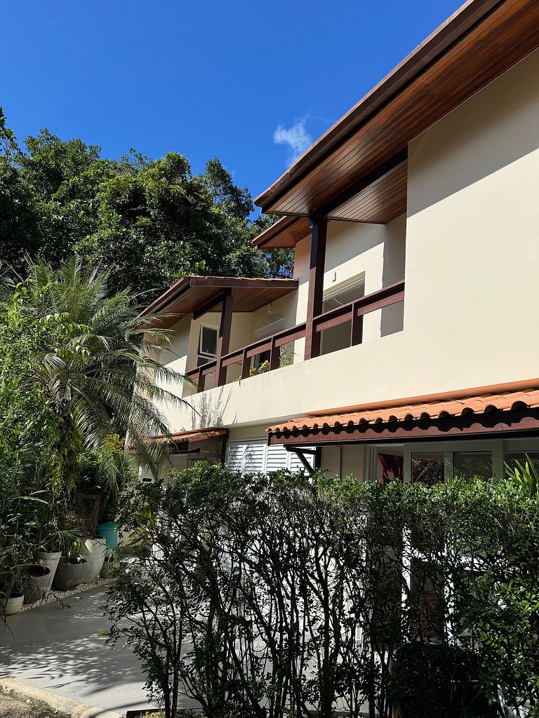 Casa em condomínio, piscina e espaço gourmet