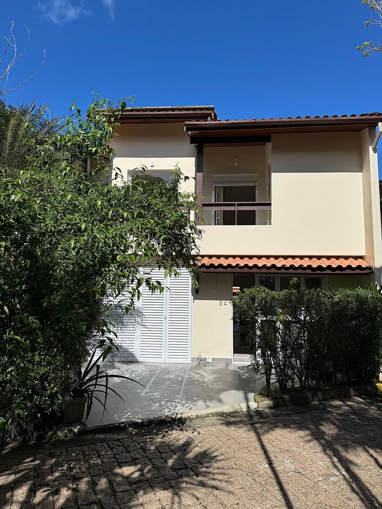 Casa em condomínio, piscina e espaço gourmet