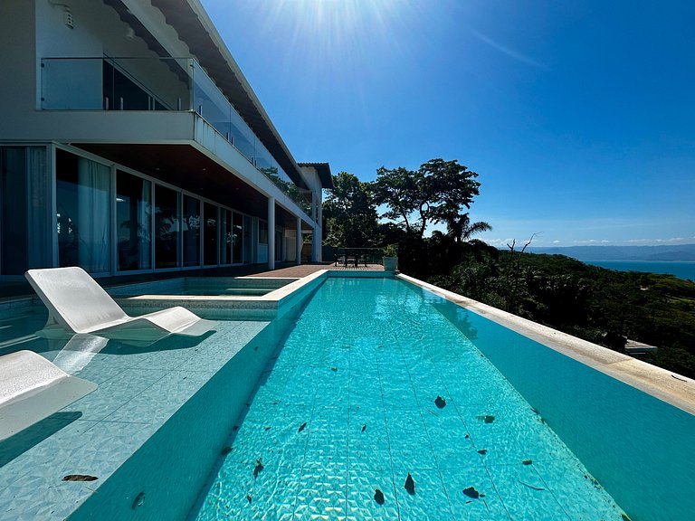 Casa contemporânea, piscina aquecida e bela vista