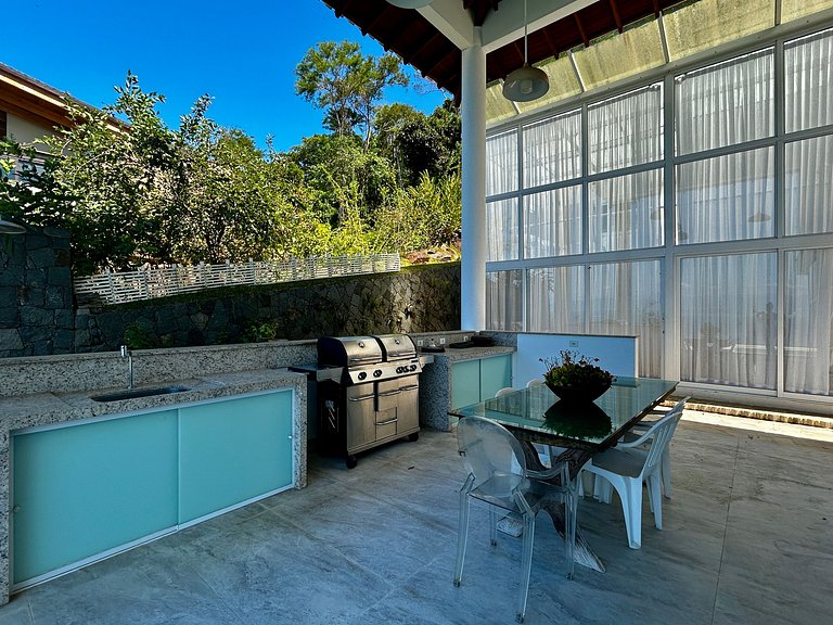 Casa contemporânea, piscina aquecida e bela vista