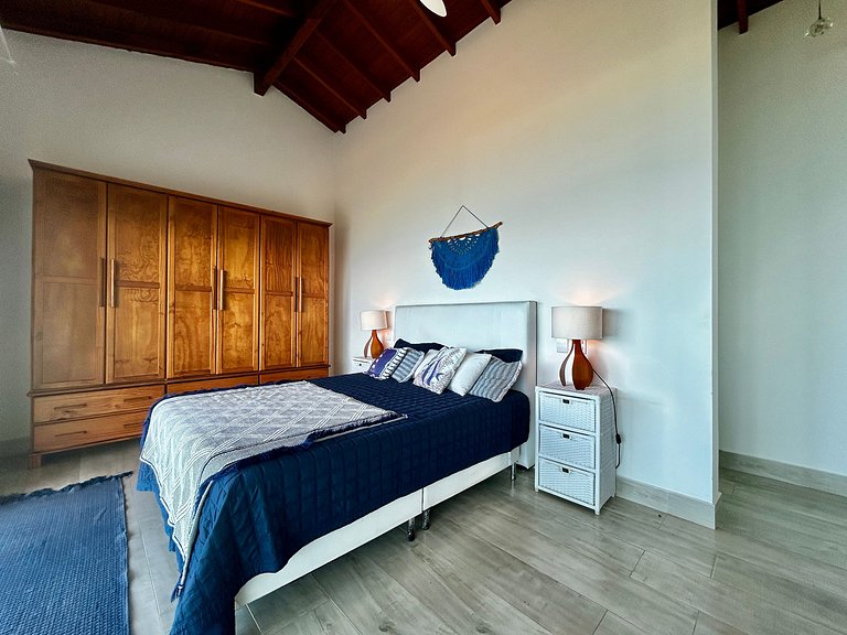 Casa contemporânea, piscina aquecida e bela vista