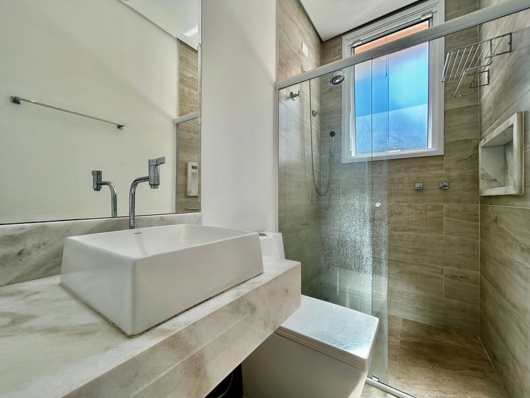 Casa contemporânea, piscina aquecida e bela vista