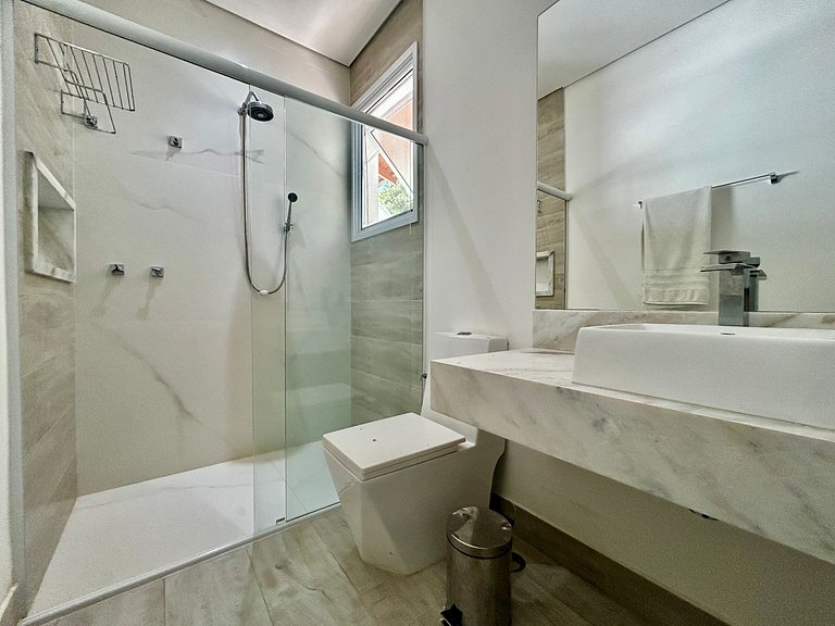 Casa contemporênea, piscina aquecida e bela vista