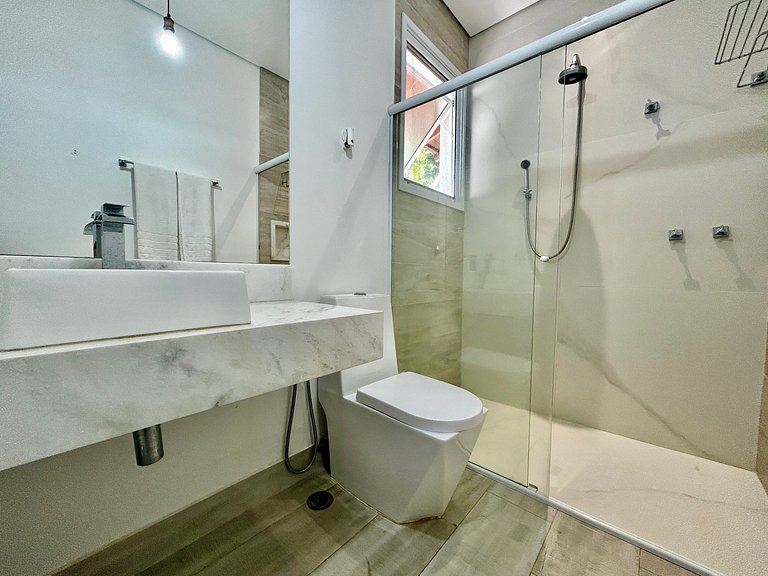 Casa contemporânea, piscina aquecida e bela vista