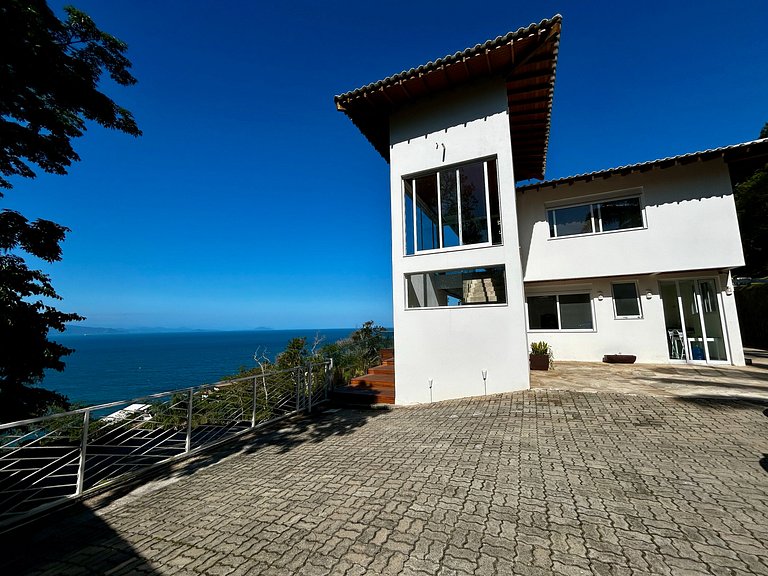 Casa contemporânea, piscina aquecida e bela vista