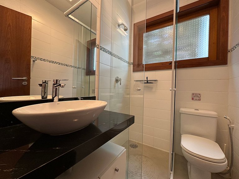 Conforto, píer, piscina e churrasqueira