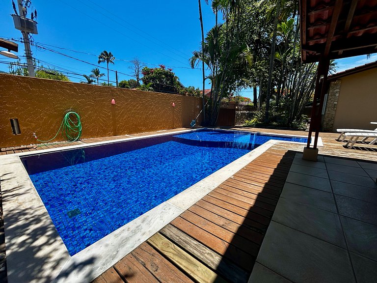 Casa a 30m da praia , piscina e churrasqueira