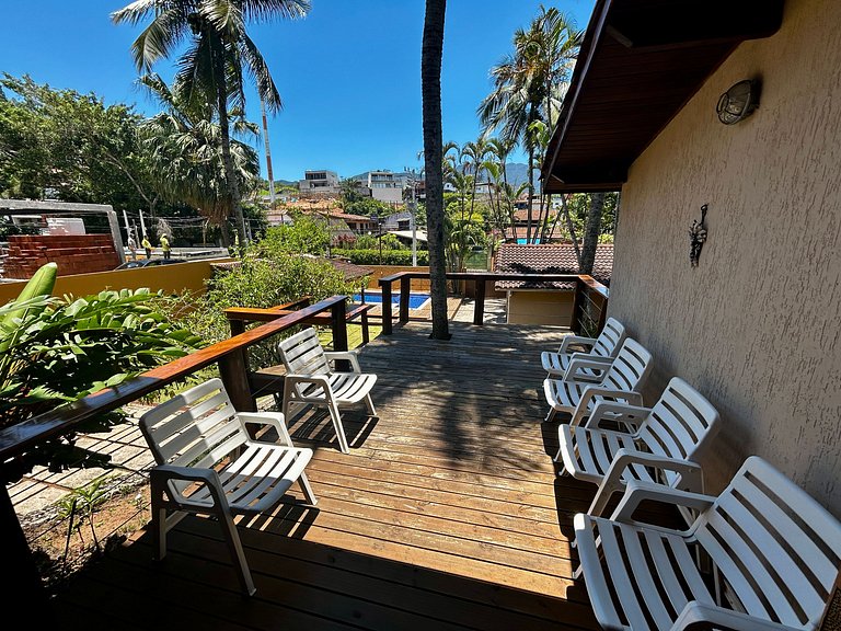 Casa a 30m da praia , piscina e churrasqueira