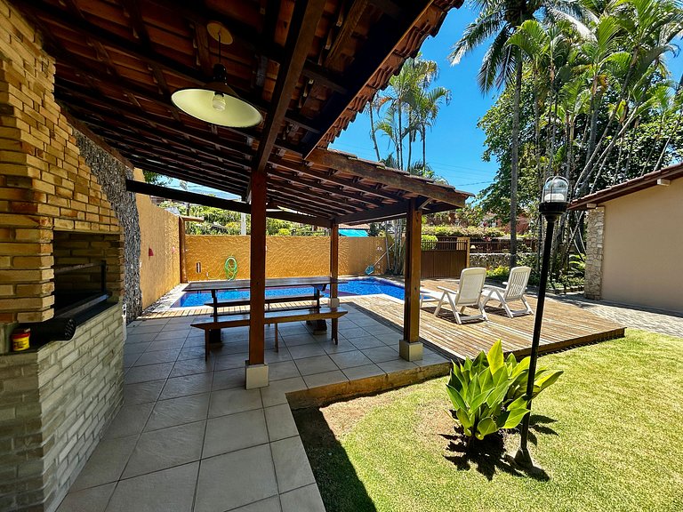 Casa a 30m da praia , piscina e churrasqueira