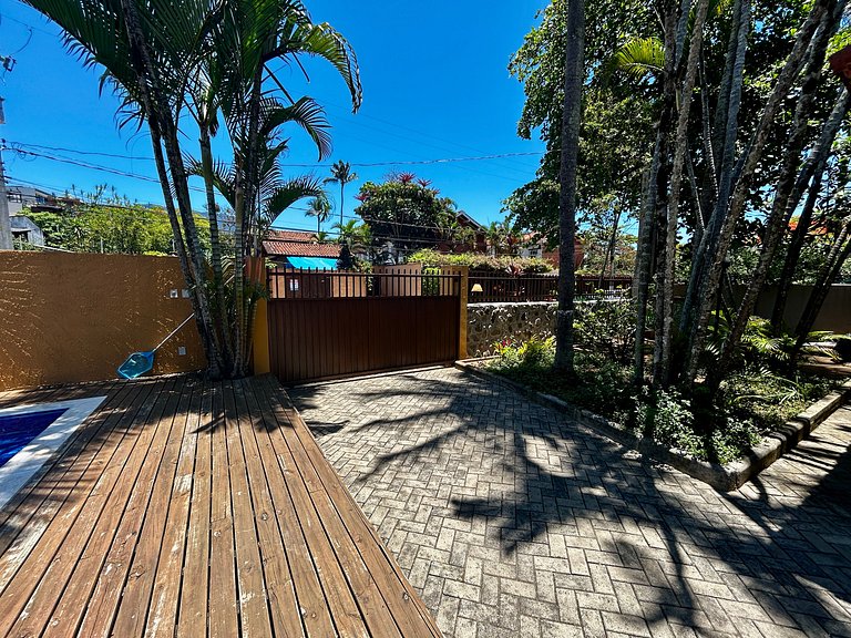 Casa a 30m da praia , piscina e churrasqueira