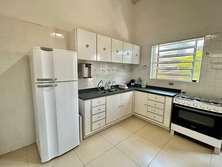 Casa a 30m da praia , piscina e churrasqueira