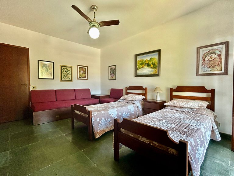 Casa a 30m da praia , piscina e churrasqueira