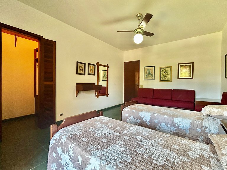 Casa a 30m da praia , piscina e churrasqueira