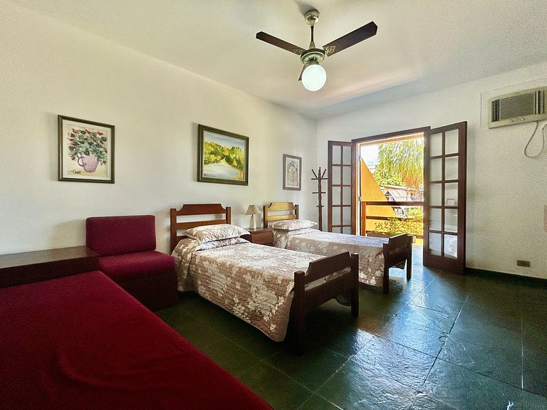 Casa a 30m da praia , piscina e churrasqueira