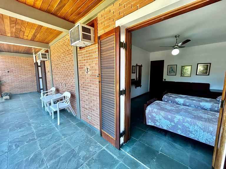 Casa a 30m da praia , piscina e churrasqueira