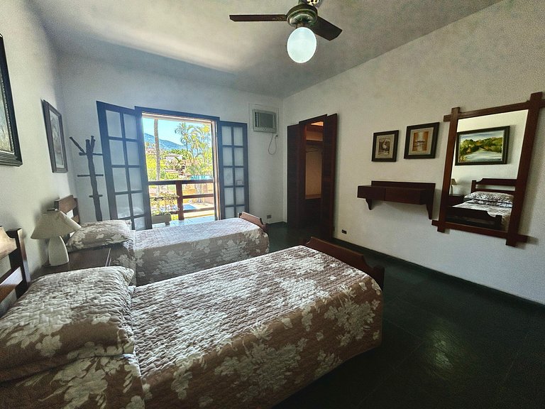 Casa a 30m da praia , piscina e churrasqueira