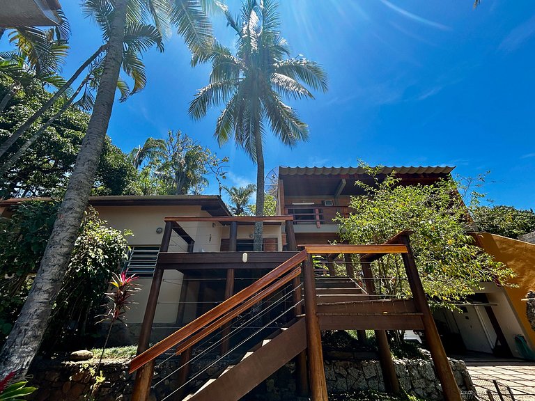 Casa a 30m da praia , piscina e churrasqueira