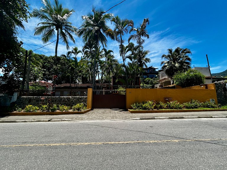 Casa a 30m da praia , piscina e churrasqueira