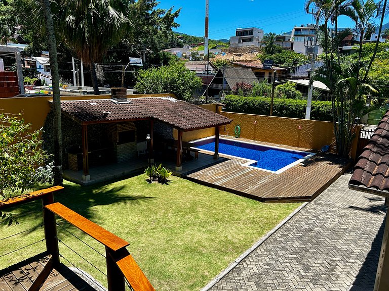 Casa a 30m da praia , piscina e churrasqueira