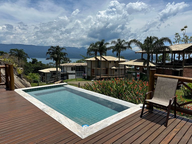 Casa em condomínio, espaço gourmet e piscina