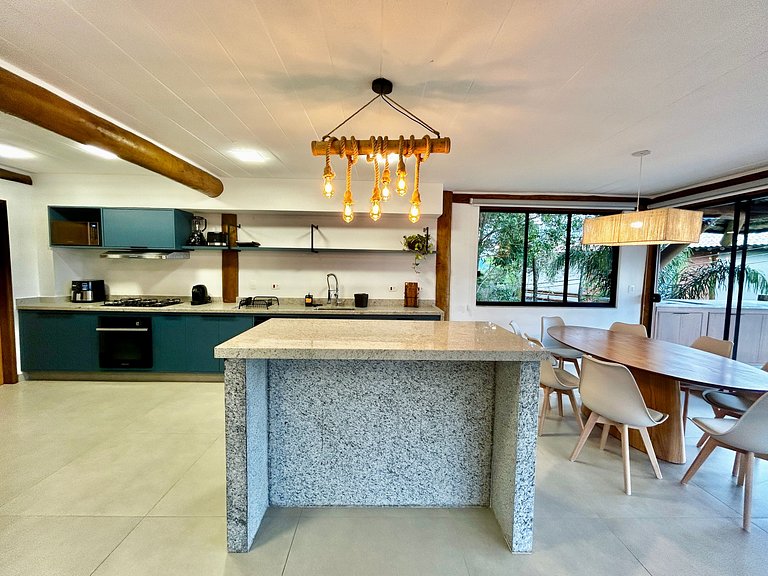 Casa em condomínio, espaço gourmet e piscina