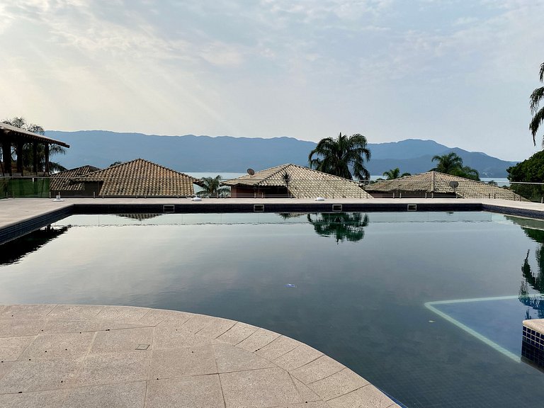 Casa em condomínio, espaço gourmet e piscina