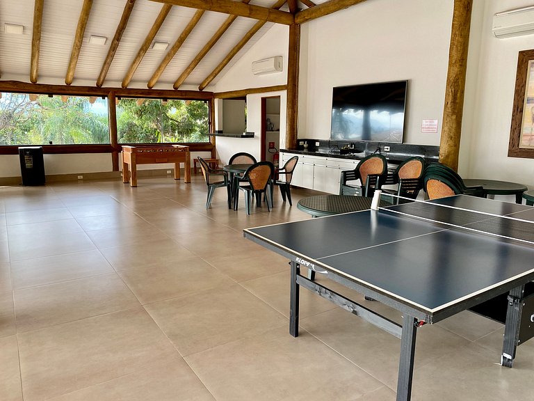 Casa em condomínio, espaço gourmet e piscina