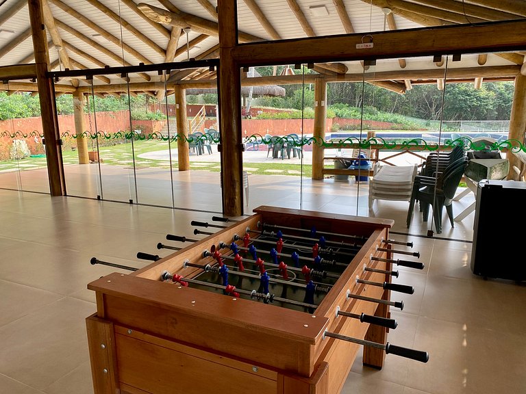 Casa em condomínio, espaço gourmet e piscina