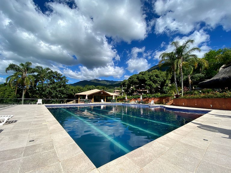 Casa em condomínio, espaço gourmet e piscina