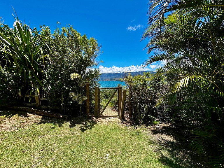 Casa em condomínio pé na areia com área gourmet