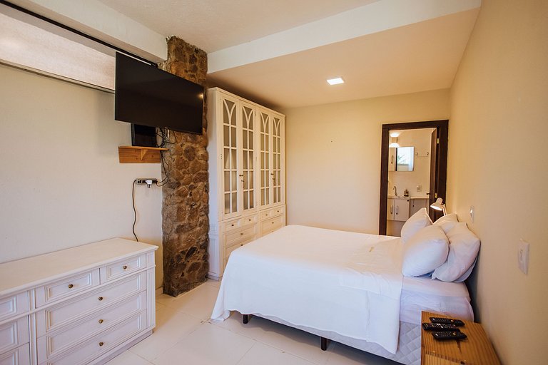 Pé na areia, piscina aquecida e muito conforto