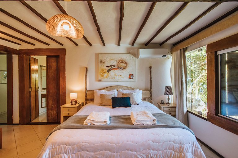 Pé na areia, piscina aquecida e muito conforto