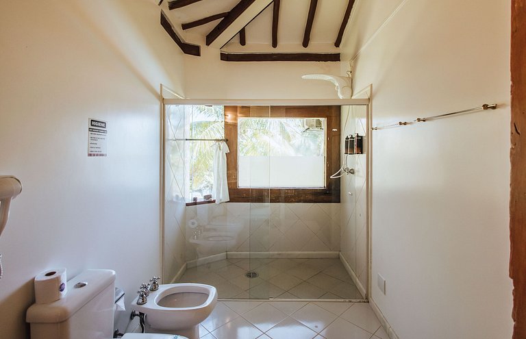 Pé na areia, piscina aquecida e muito conforto