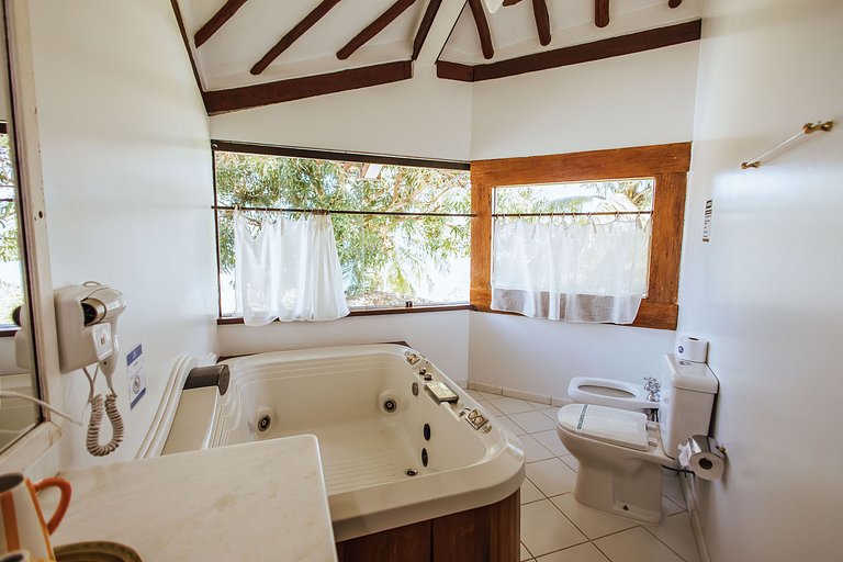 Pé na areia, piscina aquecida e muito conforto