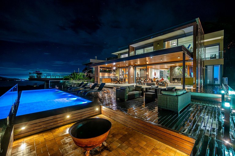 Casa luxuosa, piscina aquecida e borda infinita