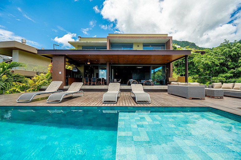 Casa luxuosa, piscina aquecida e borda infinita