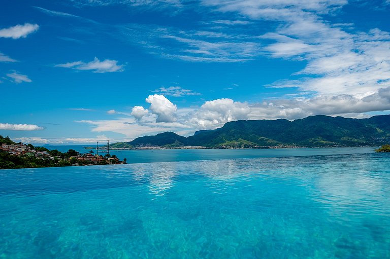 Casa luxuosa, piscina aquecida e borda infinita