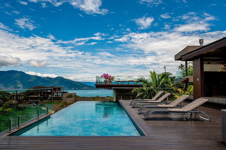 Casa luxuosa, piscina aquecida e borda infinita