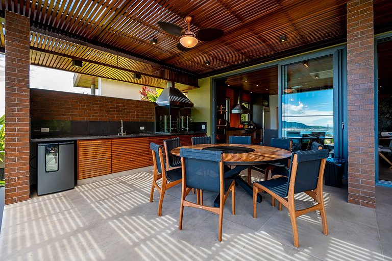 Casa luxuosa, piscina aquecida e borda infinita